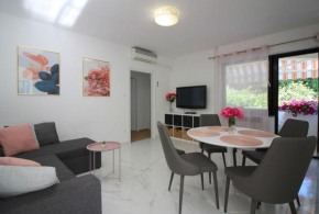 Komfortables Apartment mit privater Terrasse, Spielplatz, Grill, Liegen, Waschmaschine